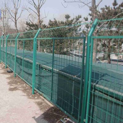 圈地護(hù)欄網(wǎng) 鍍鋅絲浸塑圍墻網(wǎng)的應(yīng)用與內(nèi)蒙古圍場網(wǎng)及勾花網(wǎng)的特點